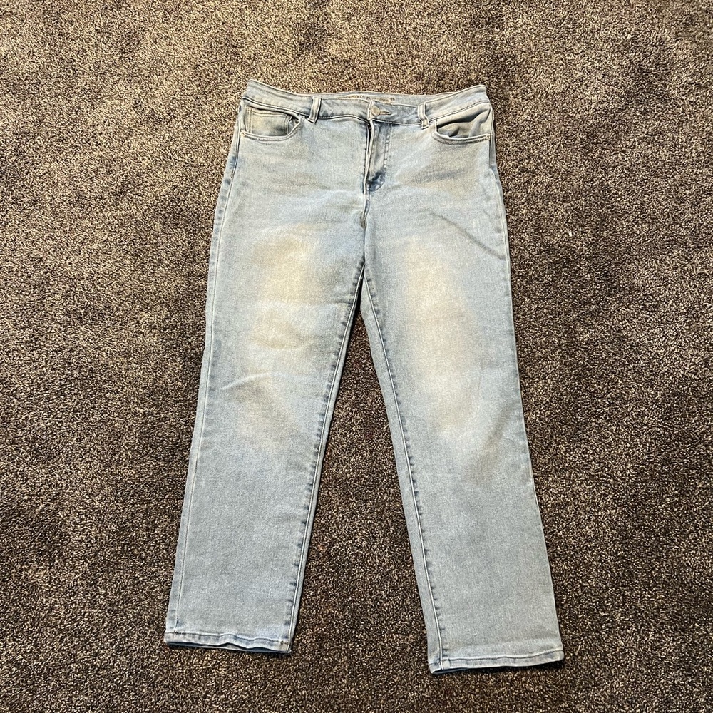 Maurice’s high rise light wash crops!
